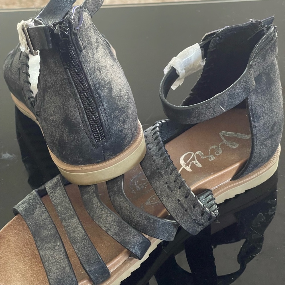 Women Very G Sandals